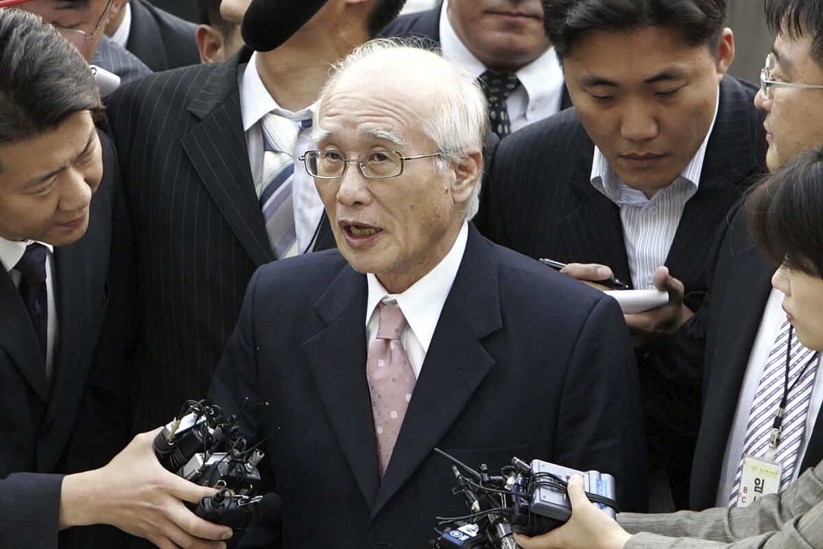 Kim Woo-choong, center, former chairman of collapsed conglomerate Daewoo Group, arrives at the Supreme Prosecutor's Office in Seoul in 2005.   