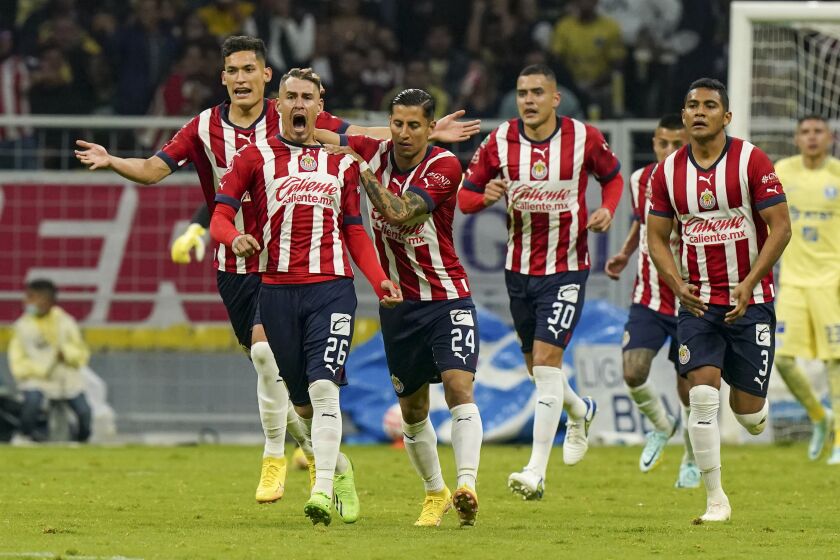 Cristian Calderón (26) celebra tras marcar el primer gol de Chivas en el partido contra el América en la Liga MX, el 17 de septiembre de 2022. (AP Foto/Fernando Llano)