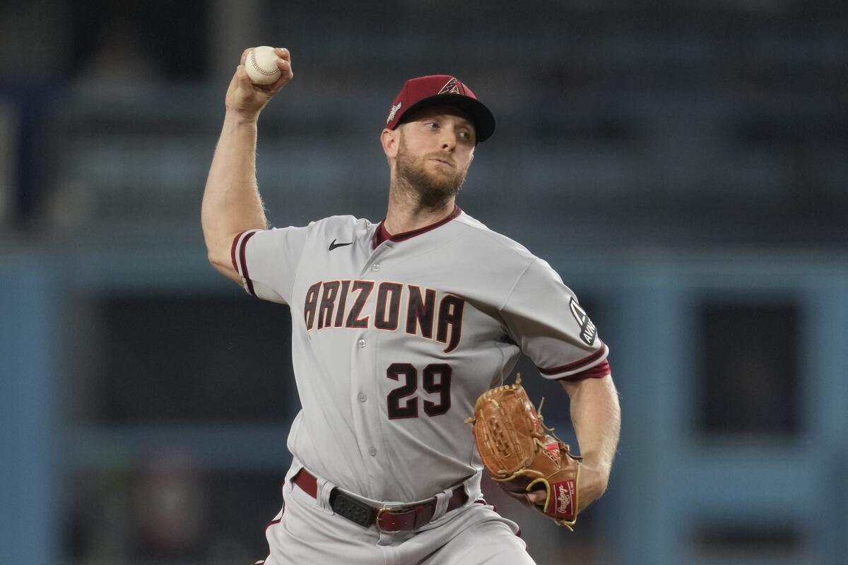 Arizona Diamondbacks atıcısı Merrill Kelly, Dodgers vurucusuna karşı çalışıyor.
