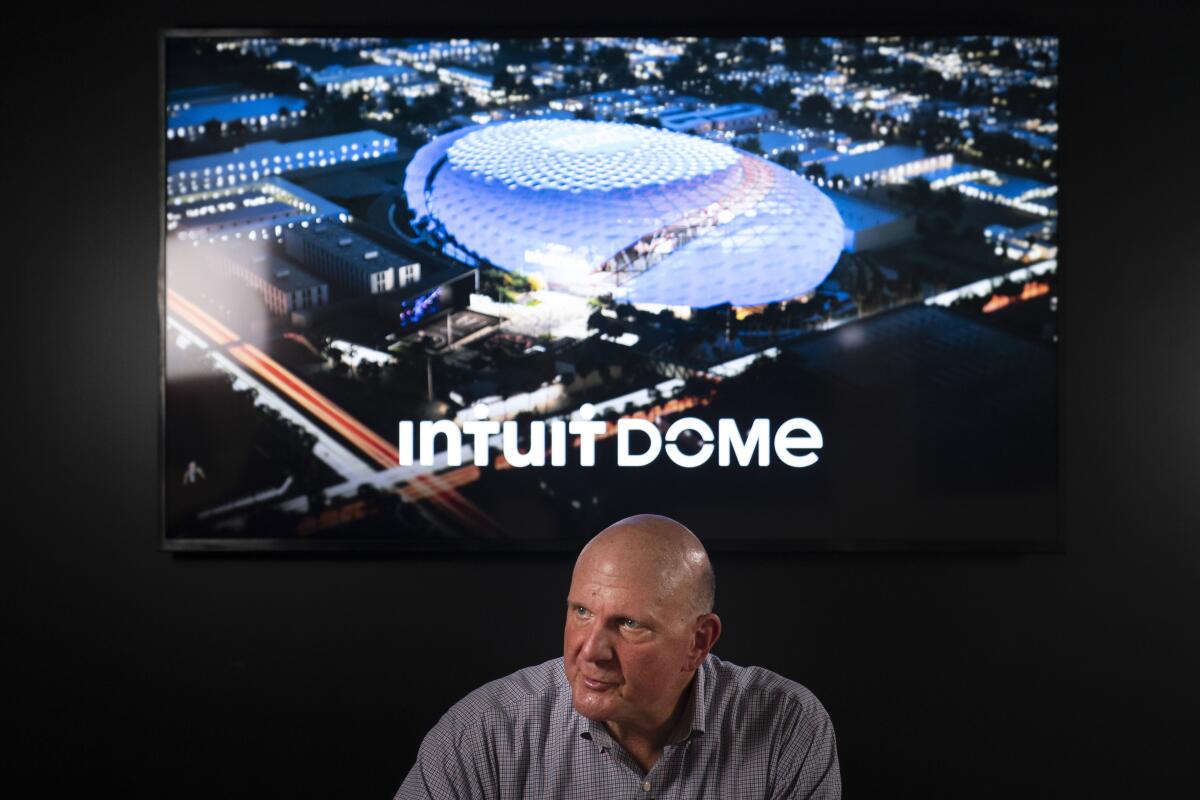 Con una representación del Intuit Dome, la futura casa de Clippers, a sus espaldas, el dueño de los Clippers, Steve Ballmer.
