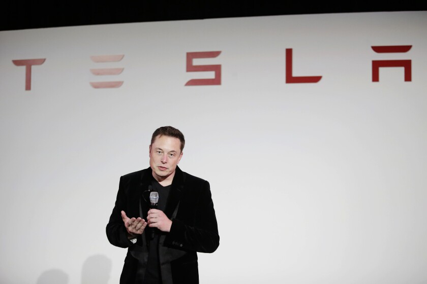     Elon Musk, PDG de Tesla Motors Inc., parle du modèle X au siège de la société à Fremont, en Californie. 