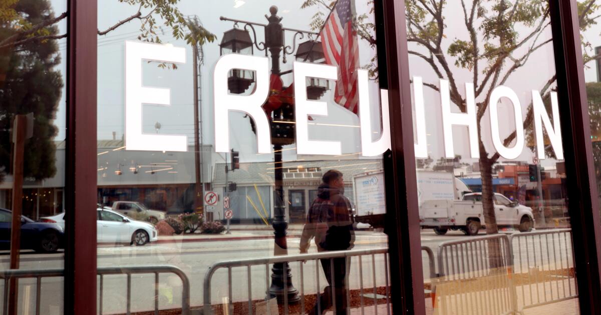 ترامب يقول تم إعادة افتتاح Erewhon وآخرين بسبب النيران في مركز Pacific Palisades التجاري