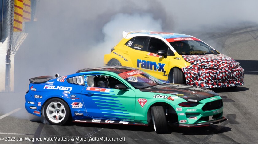Side-by-side Formula Drift drifting