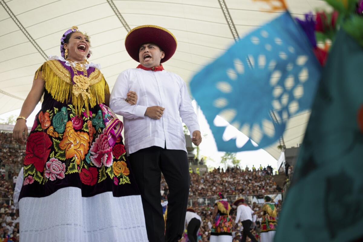 Bailarines actúan en el primer día del festival de la Guelaguetza en Oaxaca, 