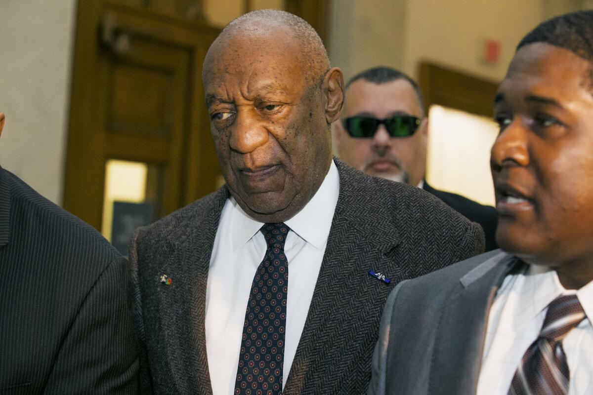 El actor y comediante Bill Cosby llega a una corte Norristown, Pennsylvania. Cosby fue arrestado y acusado en diciembre de drogar y violar a una mujer en su casa en enero del 2004. Un juez decidirá si desestima o no el caso. (Ed Hille/The Philadelphia Inquirer via AP, Pool)