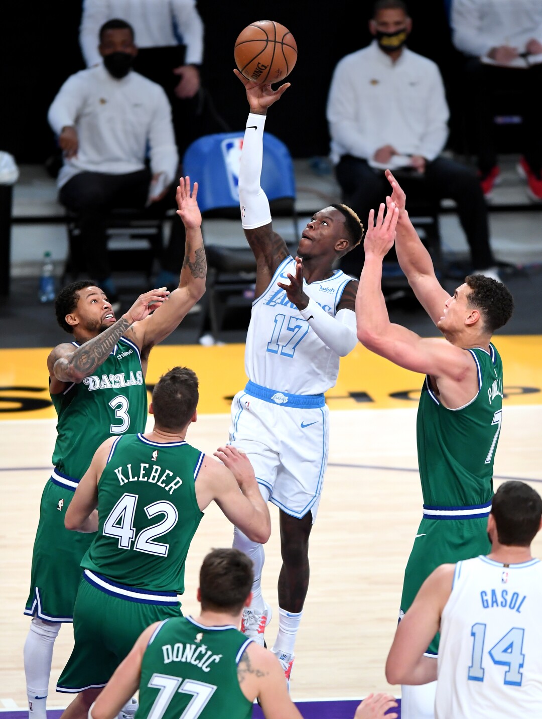 Lakers guard Dennis Schroder segna contro i Mavericks nel secondo quarto.