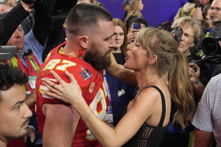 El tight end de los Chiefs de Kansas City Travis Kelce (87) habla con Taylor Swift después del Super Bowl 58