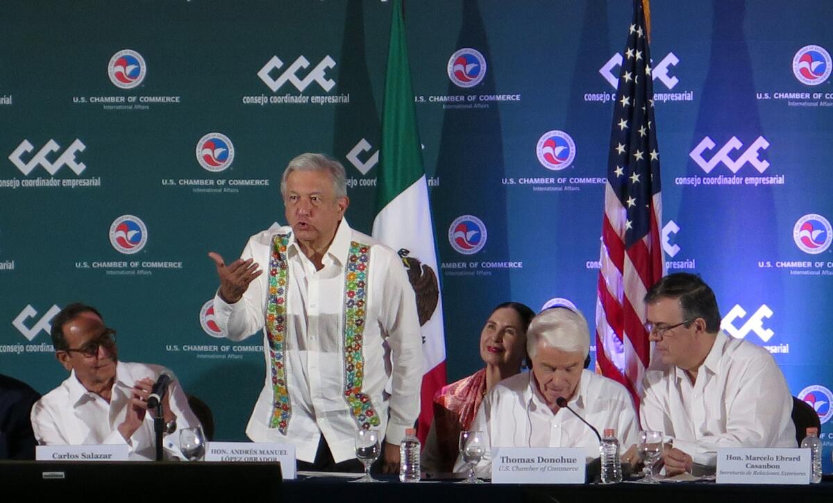 El presidente mexicano Andrés Manuel López Obrador habla durante la reunión bianual del Consejo Coordinador Empresarial con Estados Unidos en Mérida, México, el viernes 12 de abril de 2019. (AP Foto/Peter Orsi)
