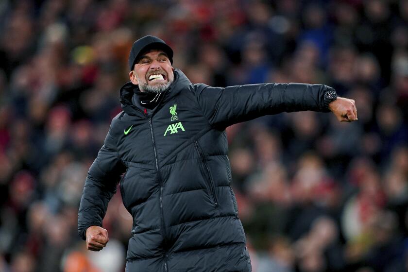 El técnico del Liverpool Jürgen Klopp celebra al final del encuentro de la Liga Premier ante Luton el miércoles 21 de febrero del 2024. (Peter Byrne/PA via AP)