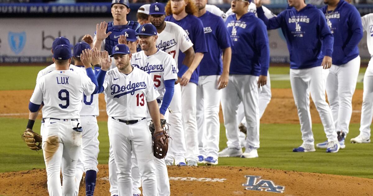 Kershaw strikes out 5 in return, Dodgers beat D-backs 5-1