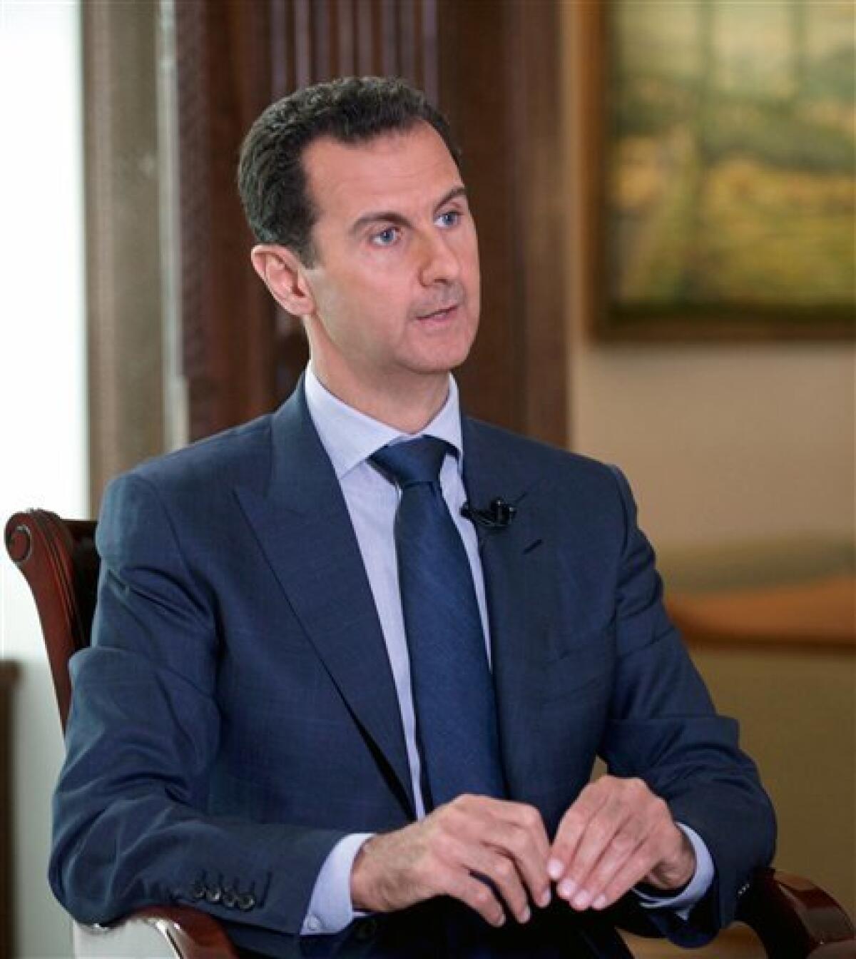 En esta imagen, tomada el 21 de septiembre de 2016 y distribuida por Presidencia de Siria, el presidente de Siria, Bashar Assad, habla con The Associated Press en el palacio presidencial en Damasco, Siria.