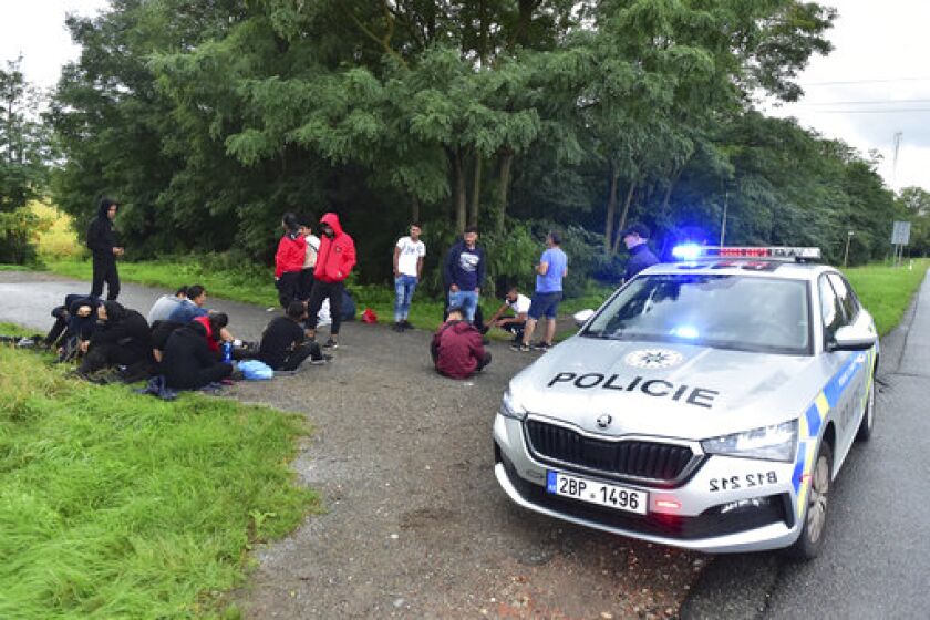 La policía checa lleva a cabo inspecciones aleatorias cerca de la frontera entre República Checa y Eslovaquia. La policía detuvo a 22 migrantes que se encontraban en el territorio de manera ilegal en Rohatec, República Checa, el 15 de septiembre de 2022. (CTK via AP/Vaclav Salek)
