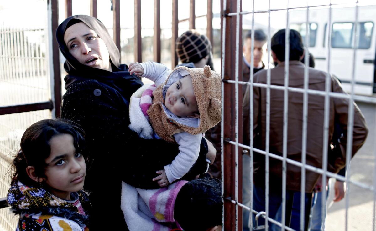Refugiados esperan en el paso fronterizo de Öncüpinar, en la provincia de Kilis, Turquía, ayer, 8 de febrero de 2016, para regresar a Siria. Decenas de miles de sirios se agolpan en la frontera con Turquía tras huir de la violencia en la provincia siria de Alepo, sin acceso a ayuda humanitaria o atención médica a la espera de entrar en el país vecino que mantiene el cruce de Bab al Salama cerrado. Pese a la precaria situación, el gobierno turco anunció ayer que no tenía intención de facilitar el paso a los refugiados en un futuro cercano. EFE/Sedat Suna