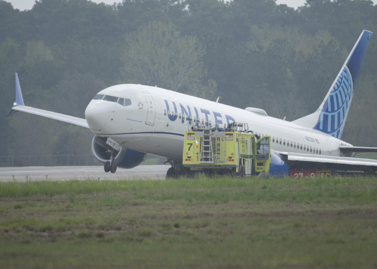 Un avión de United Airlines permanece en un área de césped tras salirse de la pista el viernes 8 de marzo de 2024