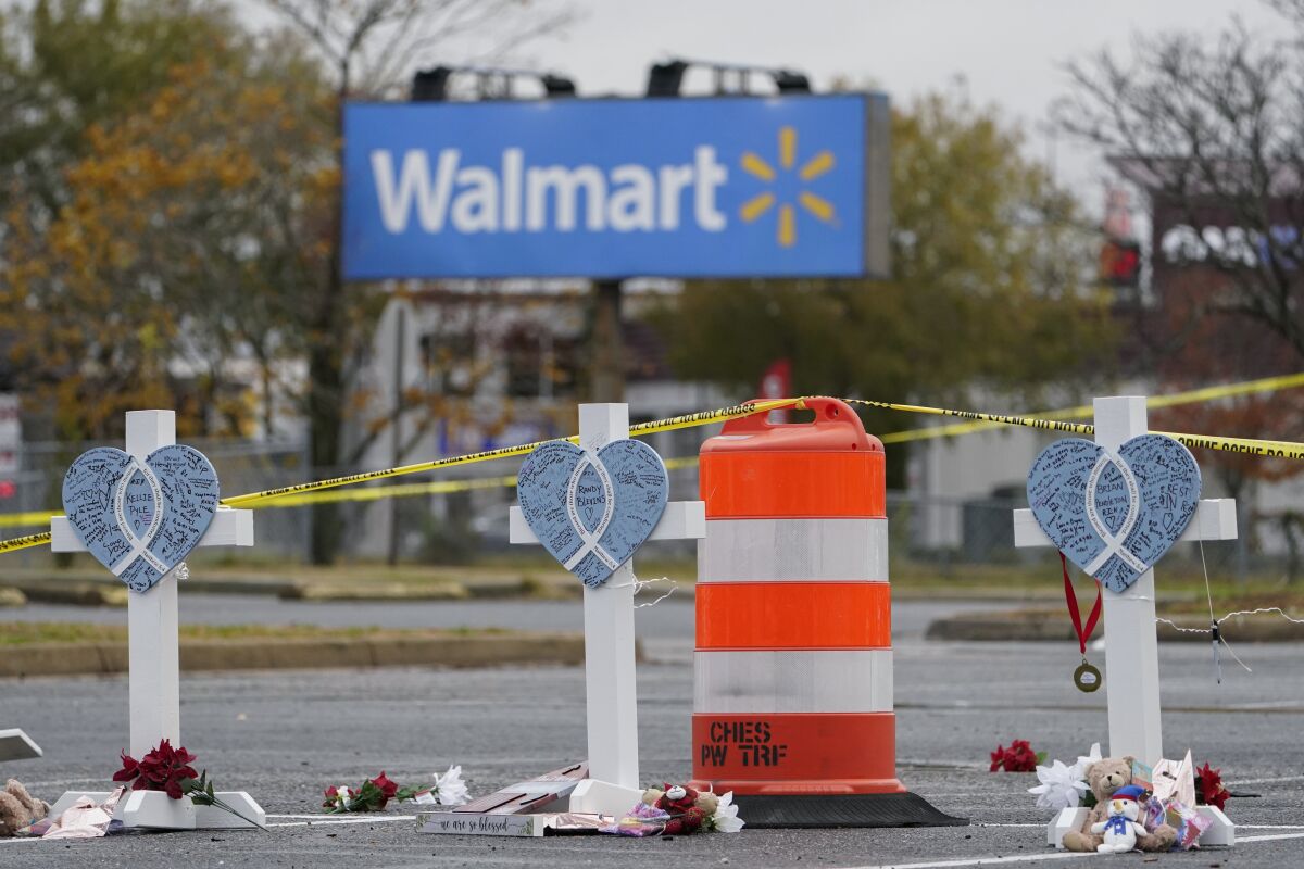Un sitio de homenaje en el estacionamiento de un Walmart en Chesapeake, Virginia, el domingo 27 de noviembre de 2022.