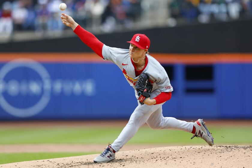 El pitcher de los Cardenales de San Luis Sonny Gray lanza en la primera entrada del juego de la MLB ante los Mets de Nueva York el sábado 27 de abril del 2024. (AP Foto/Noah K. Murray)