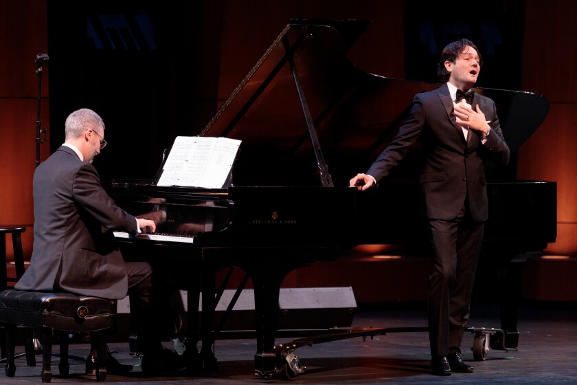 El tenor Arturo Cruz Chacon actúa con el pianista Jeremy Frank en el Concierto de la Ópera de San Diego  