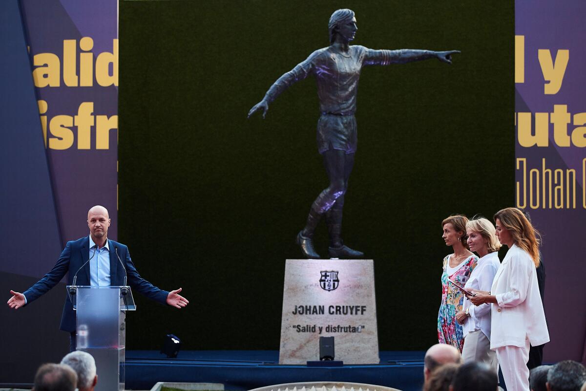 La hija de Johan, Susila Cruyff (3d), el hijo Jordi Cruyff (i) y su esposa Diana Margaretha Coster (2d), durante el acto de inauguración de la estatua dedicada al futbolista y leyenda blaugrana Johan Cruyff, que tuvo lugar este lunes, en el Camp Nou, en Barcelona.