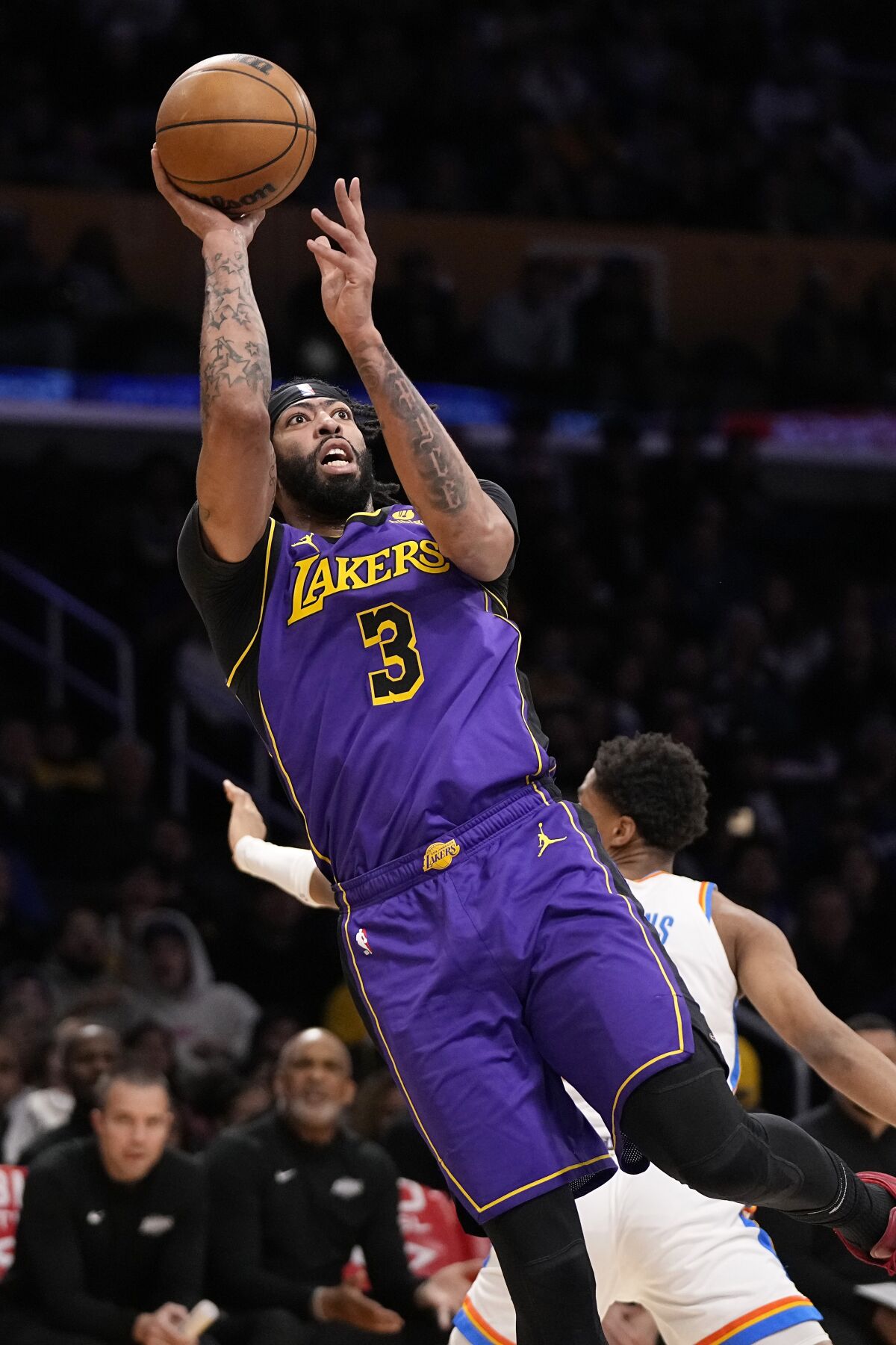 Lakers forveti Anthony Davis, ilk yarıda Thunder guardı Aaron Wiggins savunurken şut çekiyor.