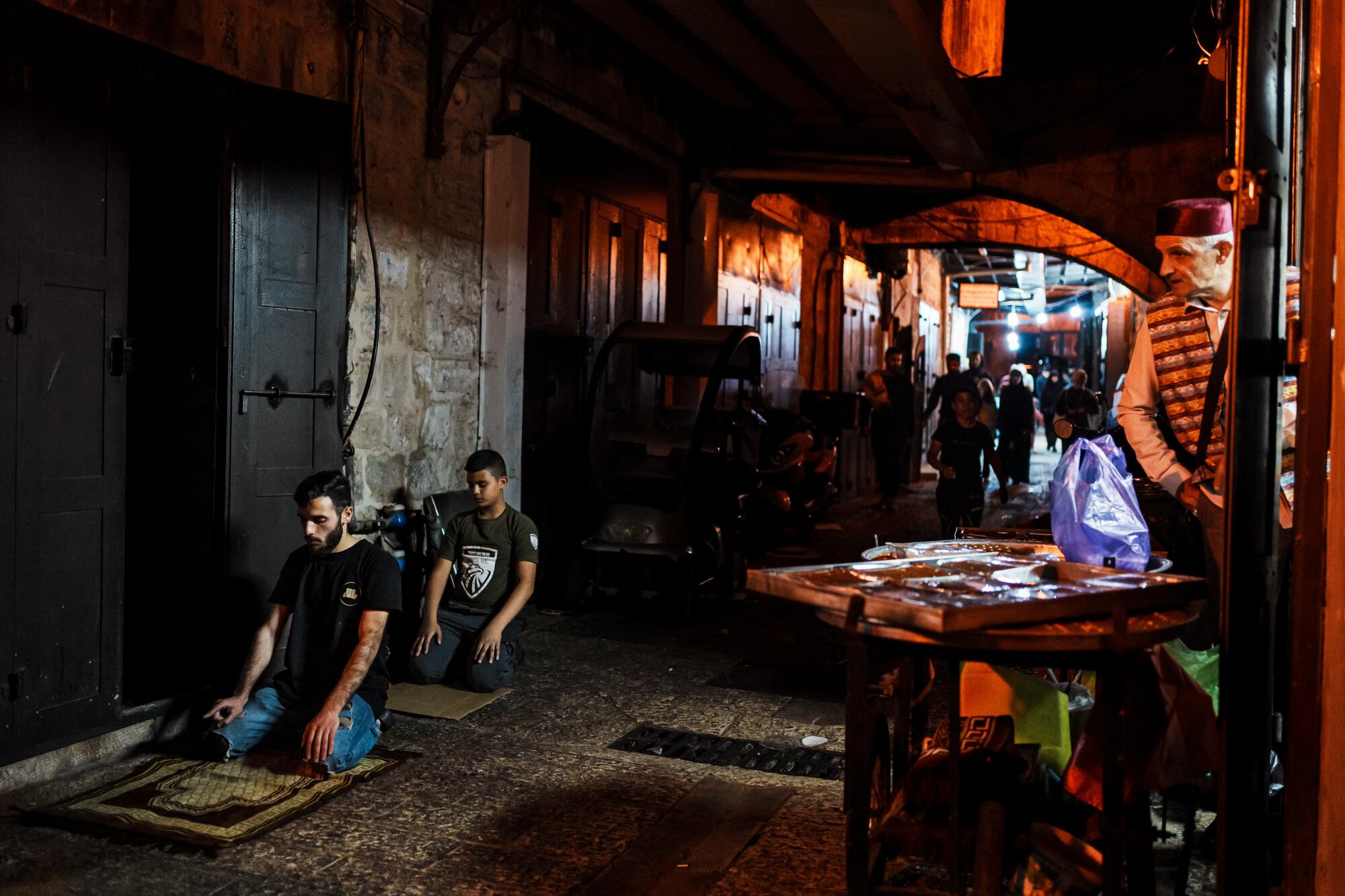Lojistas fazem orações noturnas na cidade velha de Jerusalém.