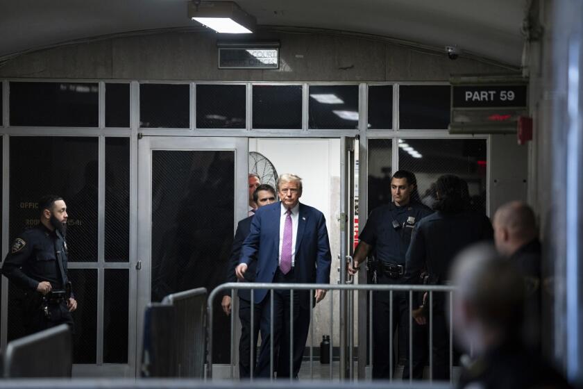 El expresidente Donald Trump permanece afuera de la sala de la corte durante un receso en Manhattan, en Nueva York, el viernes 19 de abril de 2024. (Maansi Srivastava/The New York Times via AP, Pool)