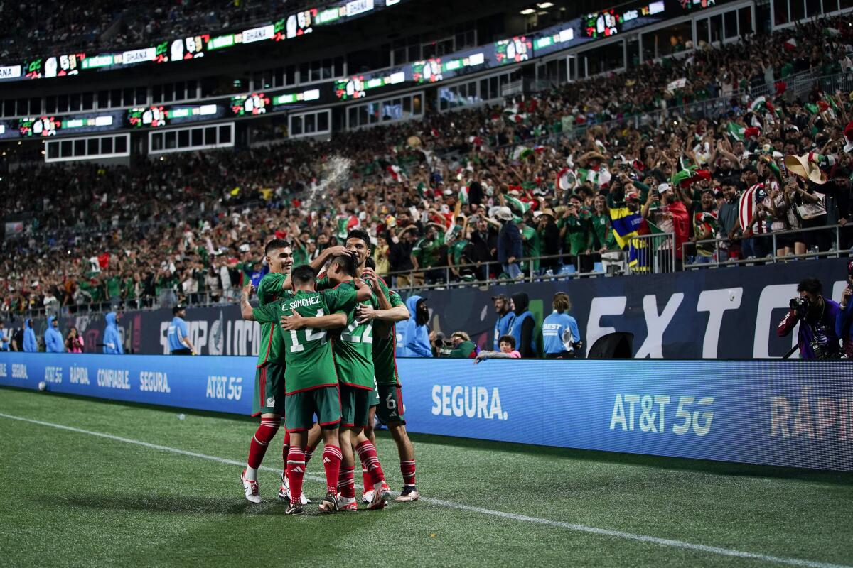 Los jugadores de la selección mexicana festejan un tanto ante Ghana