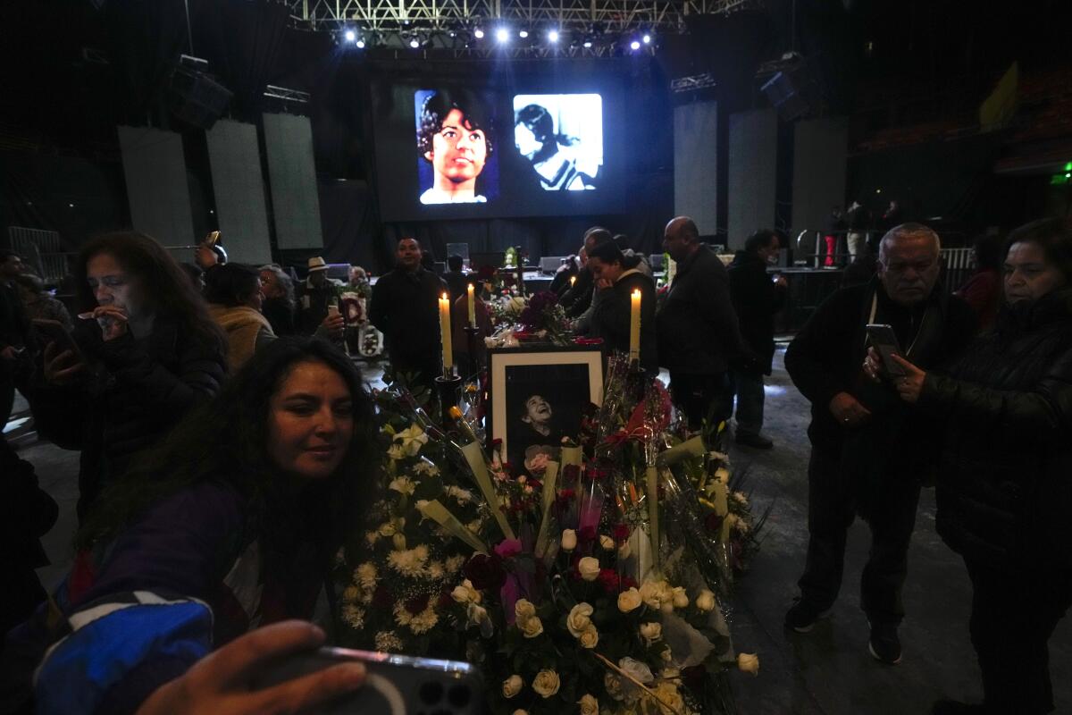 Personas en el funeral de la cantante chilena Cecilia "La Incomparable" Pantoja