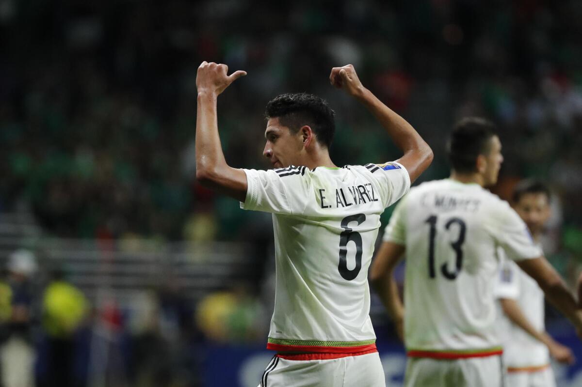 JME081. SAN ANTONIO (EE.UU.), 16/07/2017.- Edson Álvarez de México celebra luego de anotar contra Curazao hoy, domingo 16 de julio de 2017, durante un partido de la Copa Oro entre México y Curazao realizado en el estadio Alamodome en San Antonio (EE.UU.). EFE/JOSÉ MÉNDEZ ** Usable by HOY and SD Only **