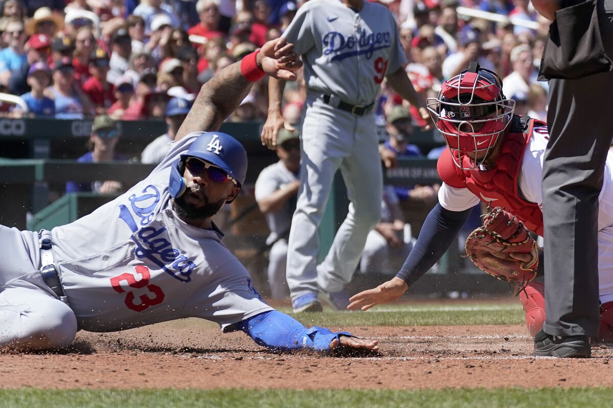 U-Jason Heyward ugwema ukumakwa yi-St. Louis Cardinals catcher Willson Contreras.