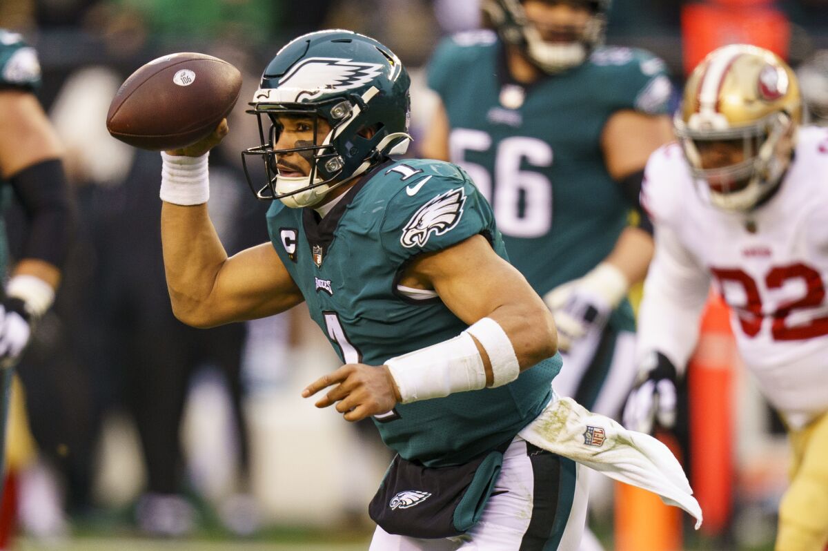 Philadelphia Eagles oyun kurucusu Jalen Hurts, San Francisco 49ers karşısında pas atmak istiyor.