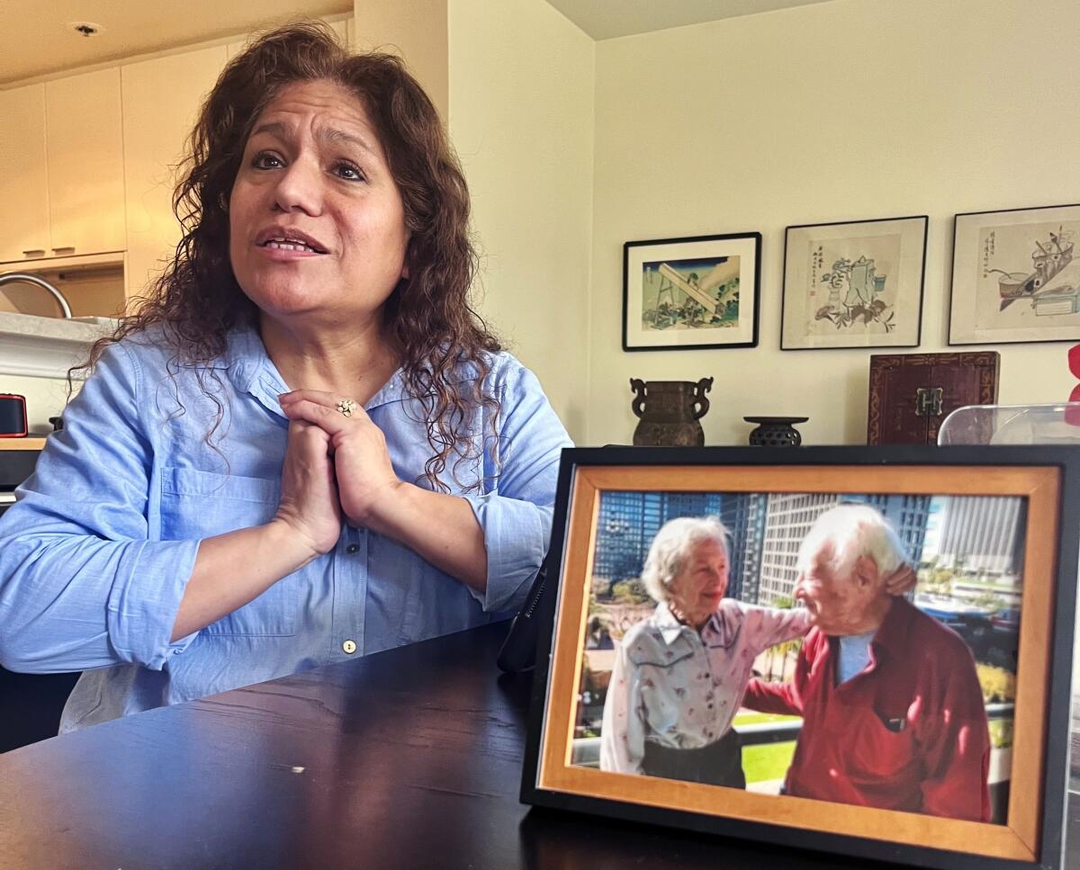 Rosario Reyes with a photo of Morrie Markoff