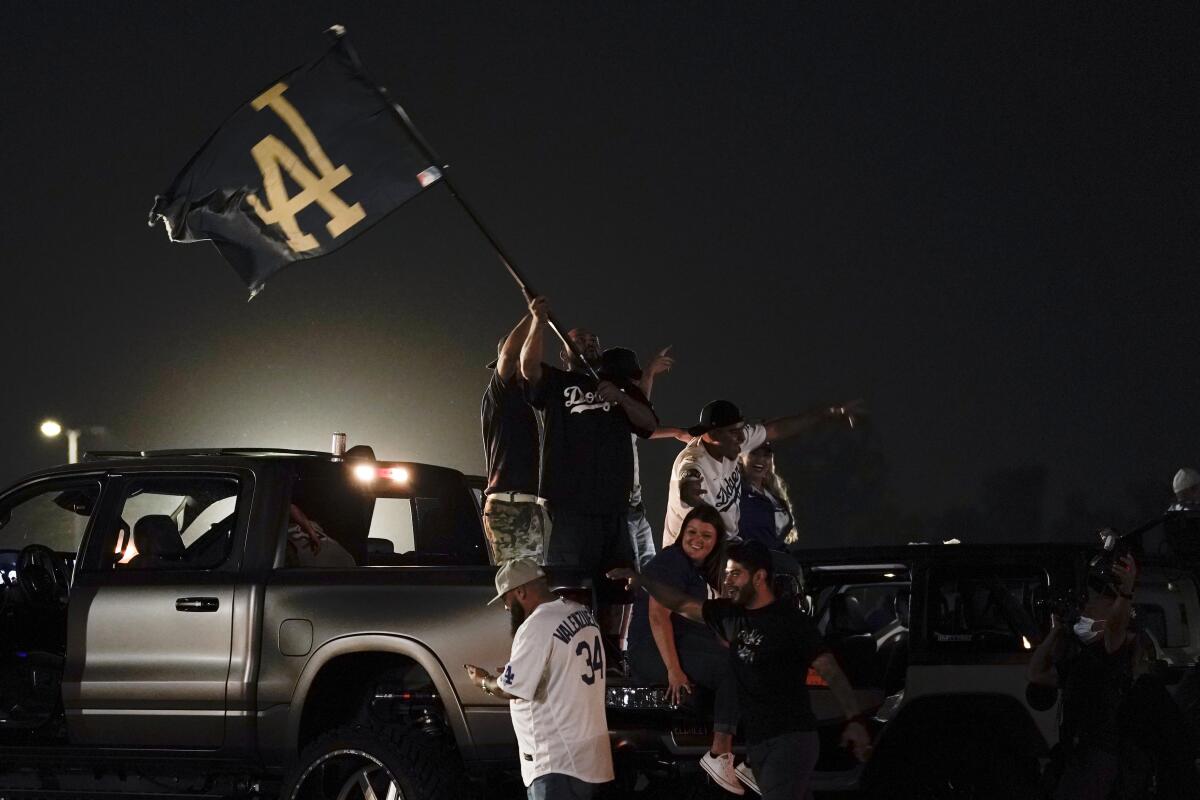 Los fanáticos celebran afuera del Dodger Stadium  