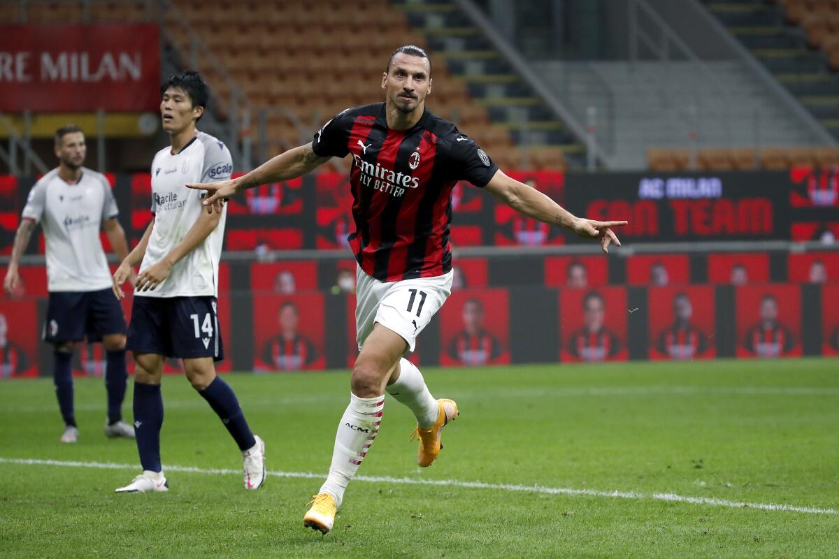 Zlatan Ibrahimovic del Milan celebra su gol contra Bolonia