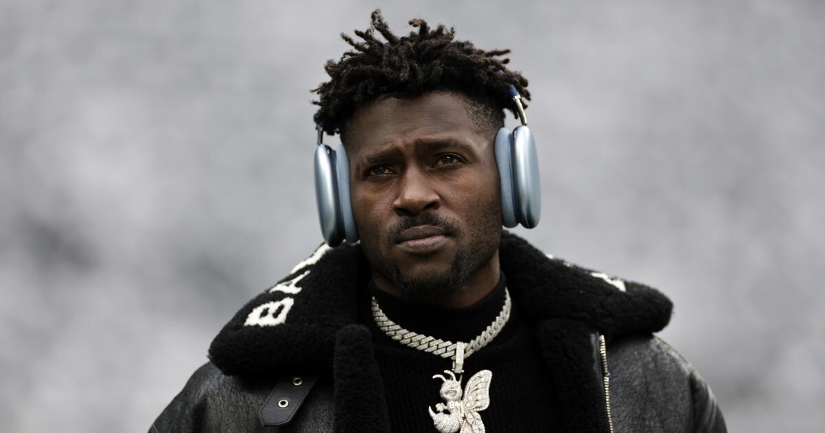 Tampa Bay kicks Antonio Brown off team after receiver walks out