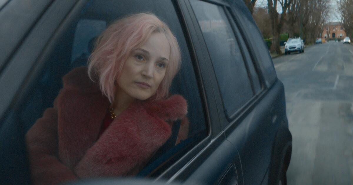 Father Mother Sister Brother Review: A Nuanced Family Drama Father Mother Sister Brother Review: A Nuanced Family Drama