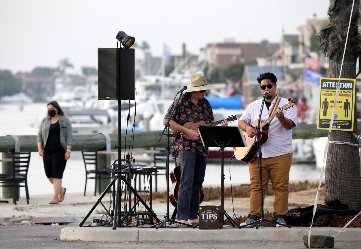 The band named Soli, with Don Kilcullen at left and Soli Satele at right, perfomed for movie-goers.