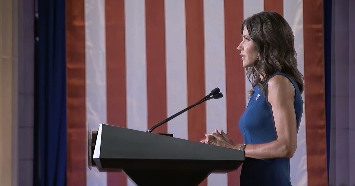 Kristi Noem, die ihren Hund erschossen hat, hält eine Rede auf dem kalifornischen GOP-Kongress