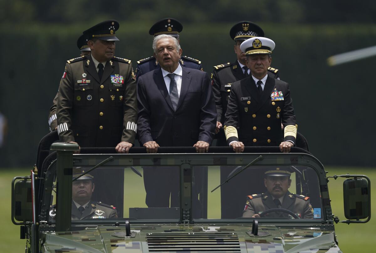 ARCHIVO - El presidente de México, Andrés Manuel López Obrador, en el centro; 