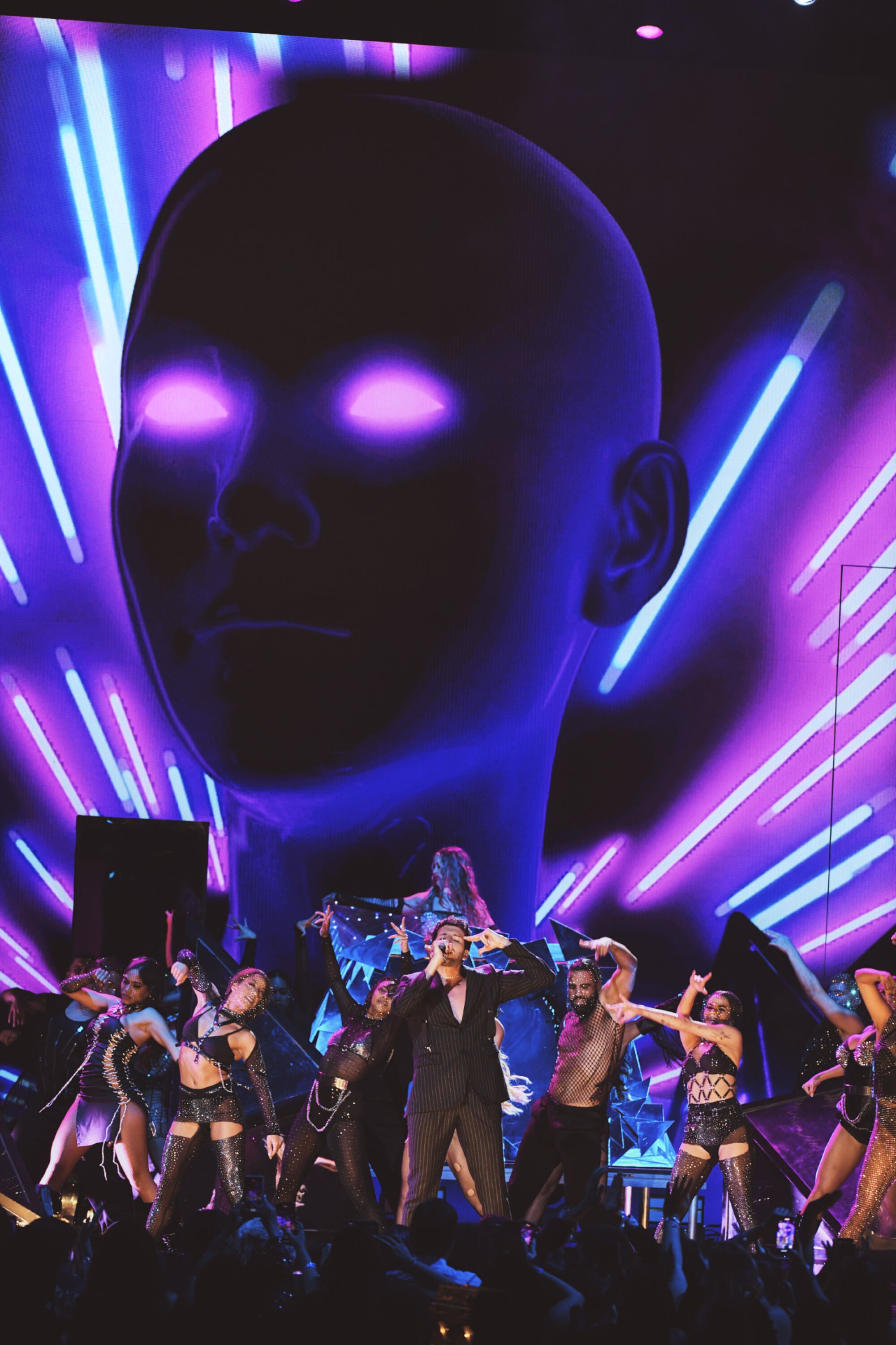 Sebastián Yatra durante su actuación en el escenario de Premio Lo Nuestro.