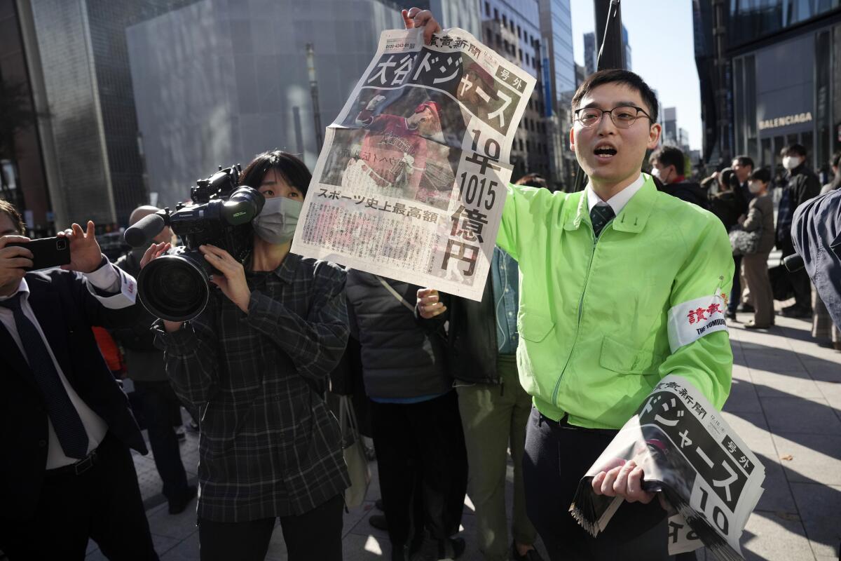 Un empleado distribuye una edición extra del diario Yomiuri Shimbun.