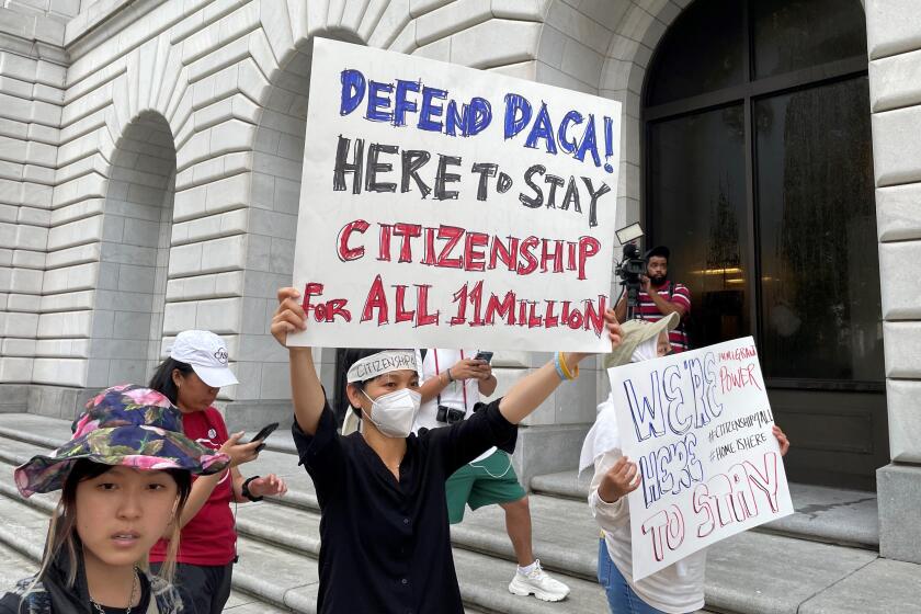 ARCHIVO - Manifestantes sostienen carteles afuera de la Corte de Apelaciones federal del 5to Circuito en Nueva Orleans el 6 de julio de 2022. (AP Foto/Kevin McGill, Archivo)