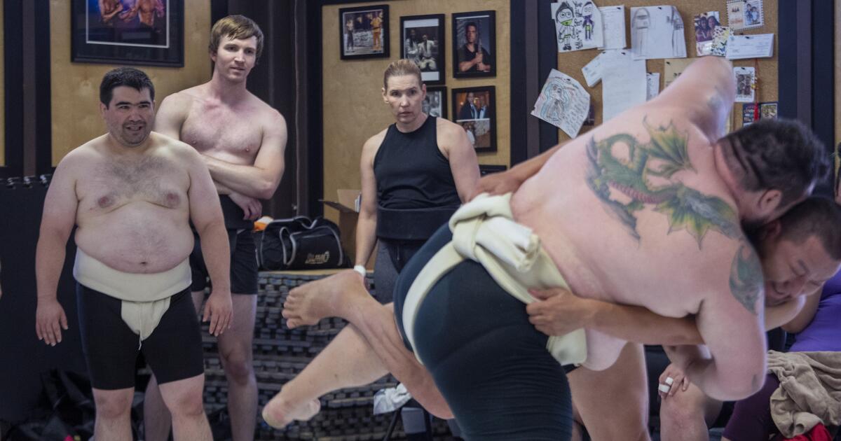 A mother and son take up sumo wrestling, defying stereotypes - Los