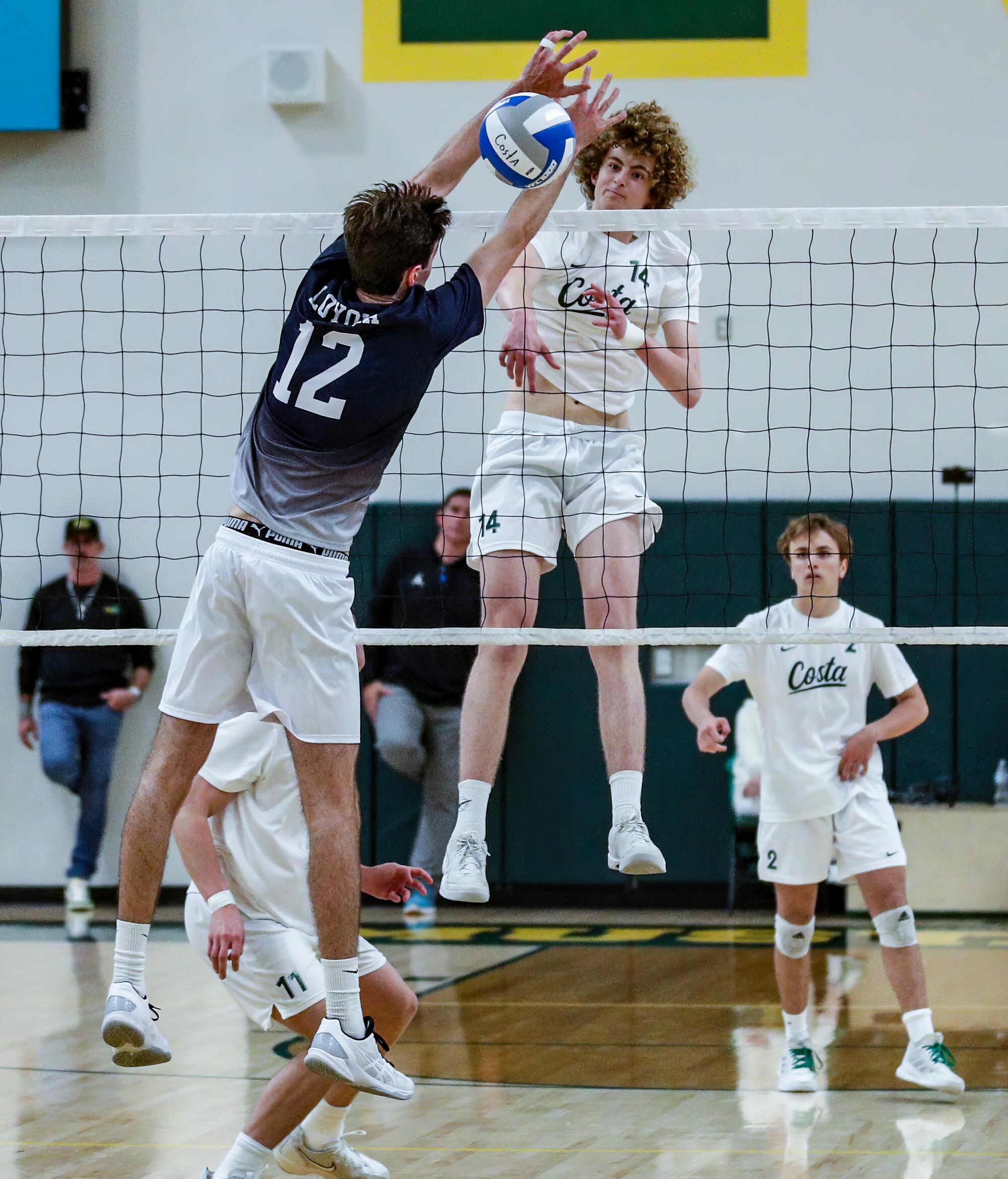 Wyatt Davis dari Mira Costa melakukan pembunuhan melawan Sean Kelly dari Loyola.