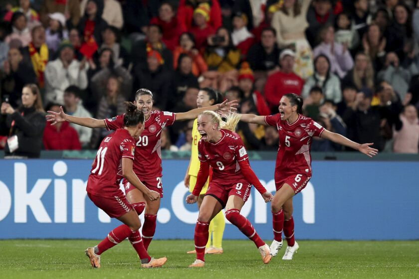 La danesa Amalie Vangsgaard celebra con sus compañeros tras anotar el gol de la victoria de su equipo ante China en el Grupo D del Mundial el sábado 22 de julio del 2023. (AP Foto/Gary Day)