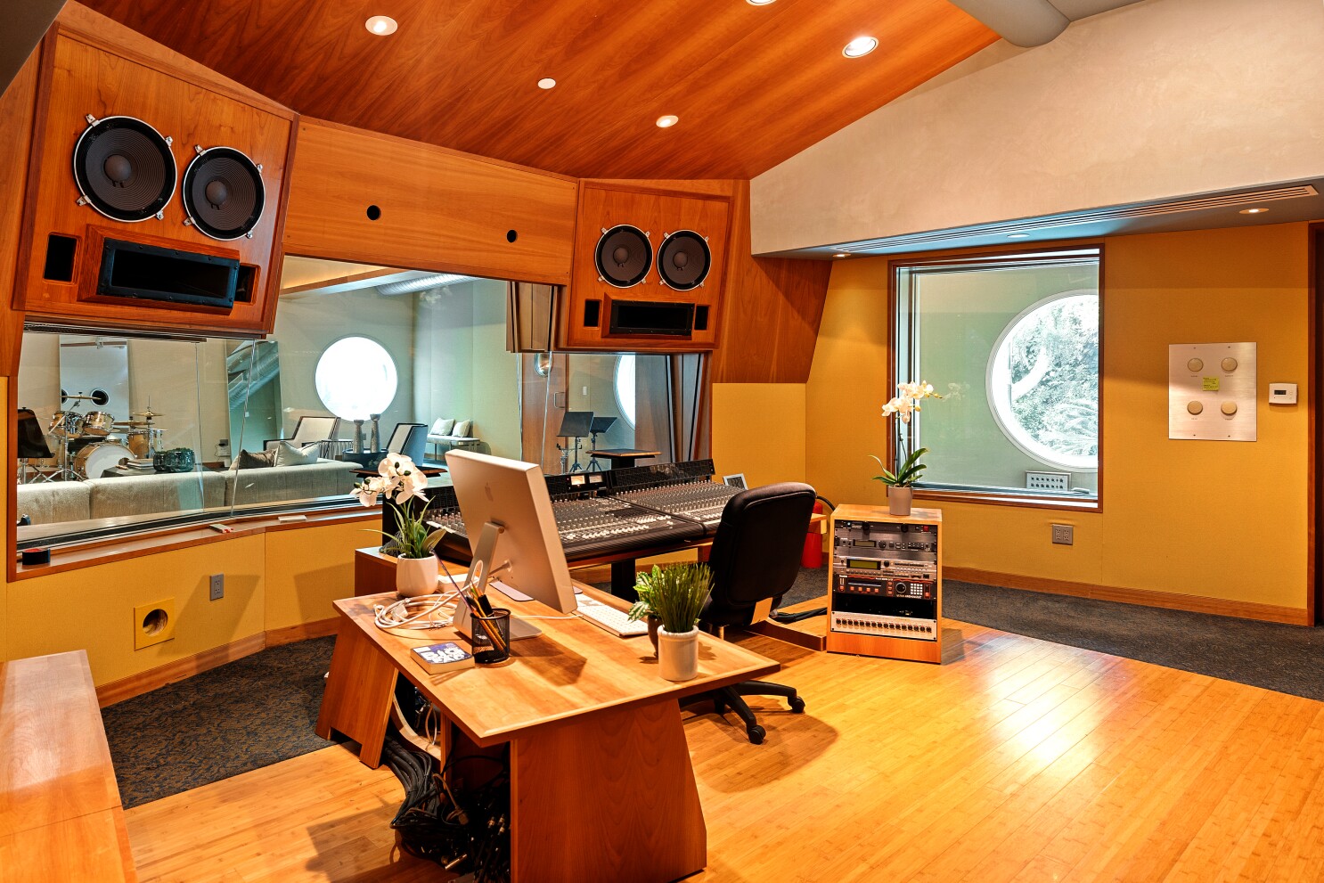 Japanese Rocker Tak Matsumoto Sells Beverly Hills Home Los Angeles Times