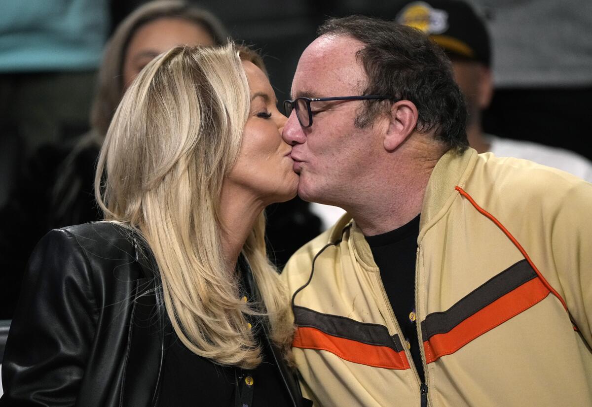  Jeanie Buss and Jay Mohr attend the Los Angeles Lakers and Portland Trail Blazers game at Crypto.com Arena.