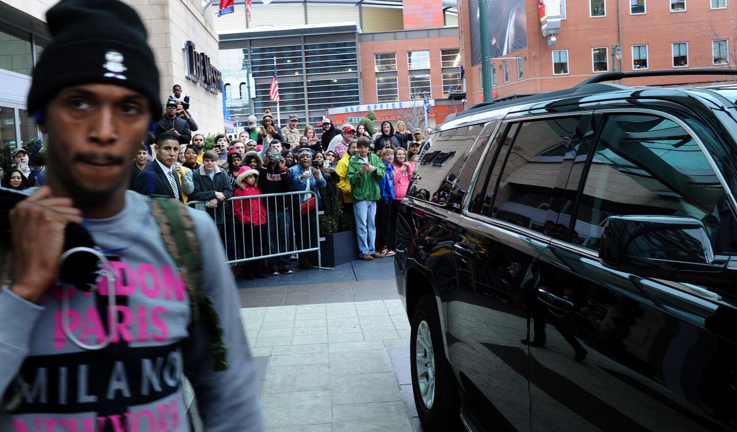 Lakers reserve guard Lou Williams walks to the team's bus as Kobe Bryant rides in a personal vehicle outside the Westin Hotel before theirgame against the Grizzlies in Memphis, Tenn., on Feb. 24, 2016.