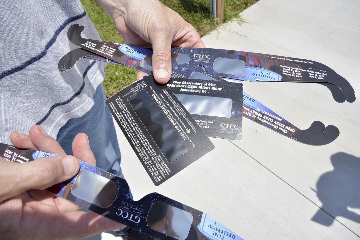 Gafas especiales y filtros para mirar el sol de forma segura durante el Gran Eclipse Estadounidense (Laura Greene / AP).