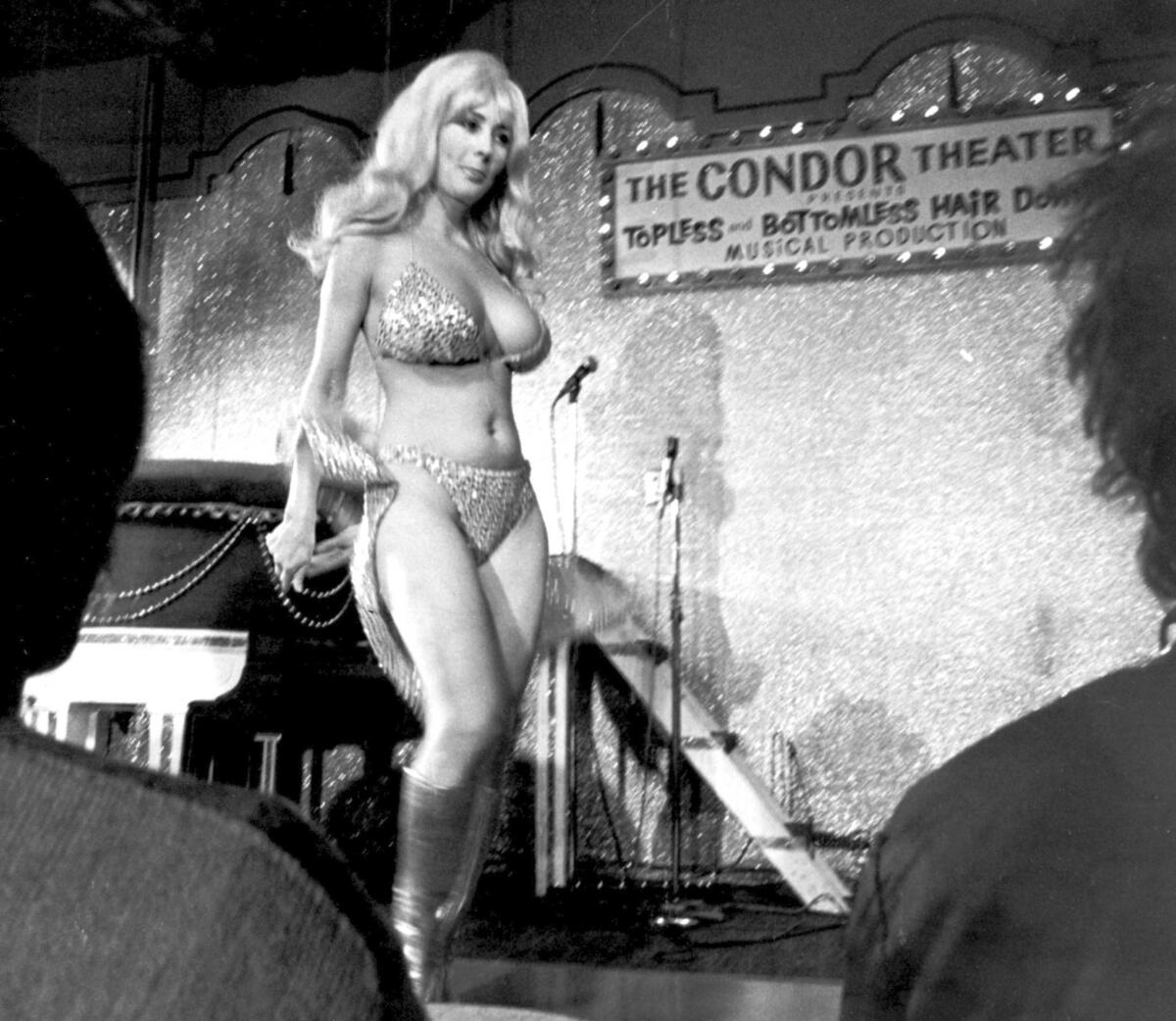En esta fotografía del 21 de septiembre de 1978, Carol Doda presenta su espectáculo en el Teatro Condor en San Francisco.