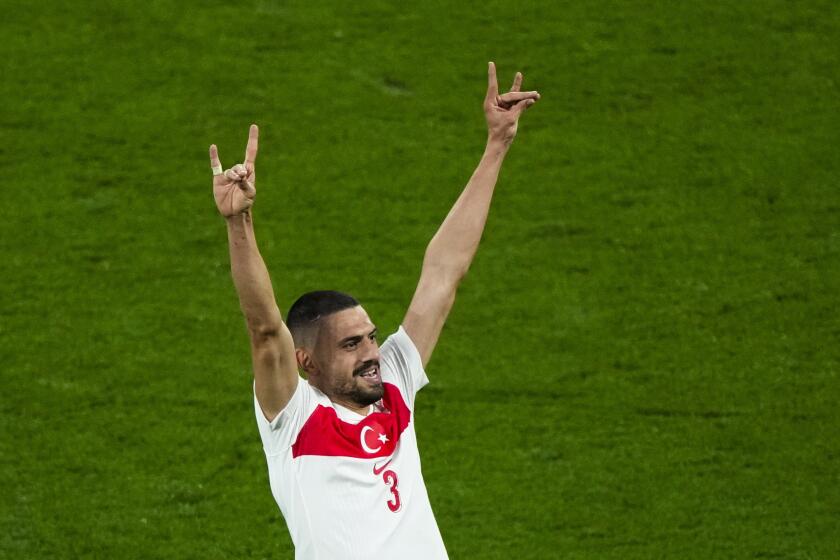 El turco Merih Demiral celebra tras anotar el segundo gol de su equipo en el encuentro de octavos de final ante Austria en la Eurocopa el martes 2 de julio del 2024. (AP Foto/Ebrahim Noroozi)